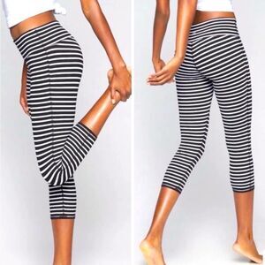 Athleta Chaturanga Black & White Striped Crop Capri Athletic Leggings Size Small